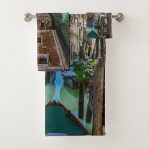 Calle estrecha con canal en Venecia