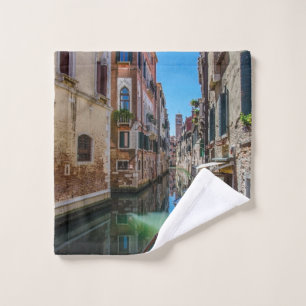 Calle estrecha con canal en Venecia