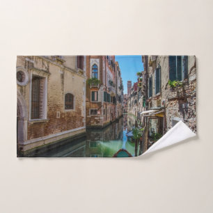 Calle estrecha con canal en Venecia