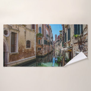 Calle estrecha con canal en Venecia