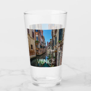 Calle estrecha con canal en Venecia