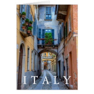 Calle estrecha de la ciudad, Italia