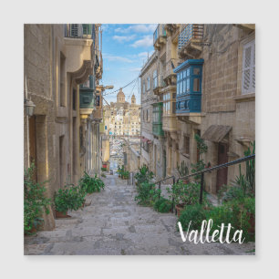 Calle estrecha de piedra en Malta