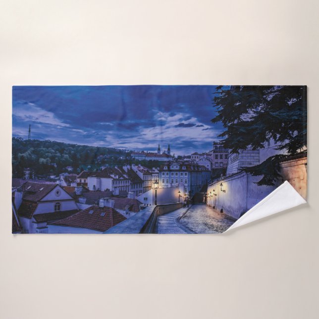 Calle nocturna de Praga (Toalla de baño)