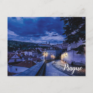 Calle nocturna en la postal de Praga