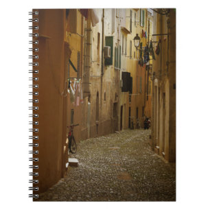 Callejón oscuro en cuaderno de Nápoles, Italia