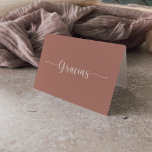 Calligrafía Terracotta Boda plegado tarjeta de agr<br><div class="desc">Esta tarjeta de bodas gracias plegada de terracota caligráfica es perfecta para un boda rústico. El diseño, sencillo y elegante, presenta una tipografía de escritura clásica y elegante. Personaliza el interior de la tarjeta con tus nombres y un mensaje de agradecimiento. O bien, deje la sección de mensajes de agradecimiento...</div>