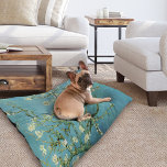 Cama Para Mascotas Flores de almendra | Vincent van Gogh<br><div class="desc">Flores de almendra (1890) del artista holandés Vincent van Gogh (1853-1890). La pintura de Van Gogh en Almond Blossoms muestra delicadas flores blancas frente a un vibrante cielo turquesa, simbolizando la nueva vida y renovación. Inspiradas por el arte japonés, las elegantes ramas y las líneas fluidas crean una sensación de...</div>