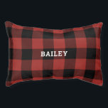 Cama Para Mascotas Monograma de la pantalla clásica de búfalo rojo y<br><div class="desc">Esta cama de perro presenta un patrón clásico de manchas de búfalo en rojo y negro. Personalízalo con el nombre de tu perro en letra en negrita blanca.</div>