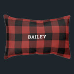 Cama Para Mascotas Monograma de la pantalla clásica de búfalo rojo y<br><div class="desc">Esta cama de perro presenta un patrón clásico de manchas de búfalo en rojo y negro. Personalízalo con el nombre de tu perro en letra en negrita blanca.</div>
