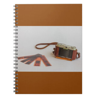 cámara antigua con negativo en el cuaderno de foto