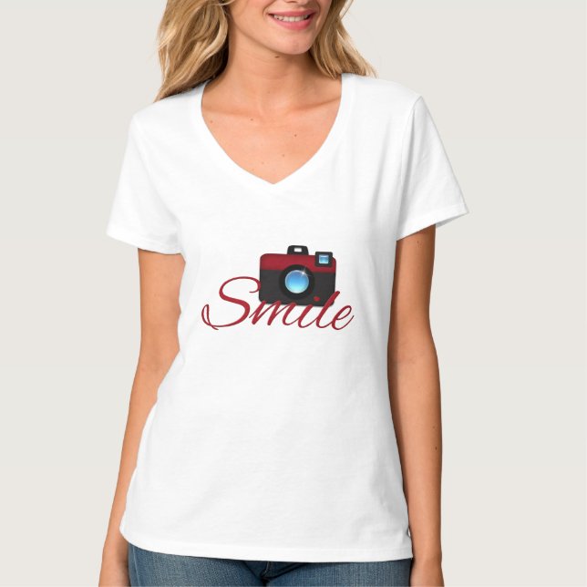 Camara roja y camiseta de fotógrafo sonriente (Anverso)