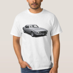Camaro de plata en la camiseta blanca