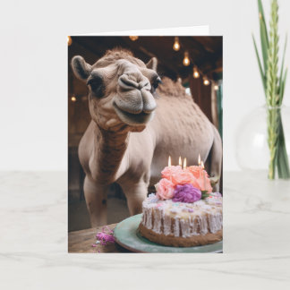 Camello con tarjeta de bizcocho de cumpleaños