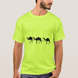 camellos caminan en camiseta del desierto