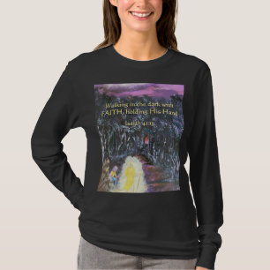 Caminando en la oscuridad con camiseta de manga la