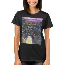 Caminando en la oscuridad con la camiseta del libr