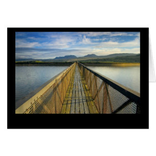 caminantes en el puente