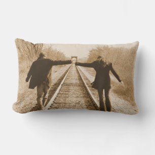 Caminar juntos por las vías - almohada romántica
