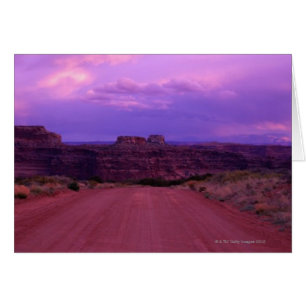 Camino de la grava a través de Canyonlands, Utah