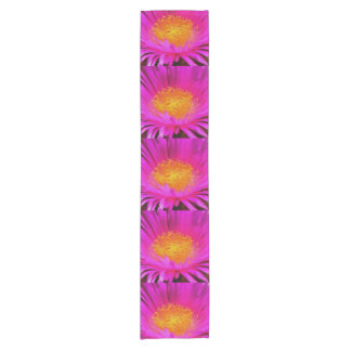 Camino De Mesa Corto Arte artístico de flores de aster rosa magenta