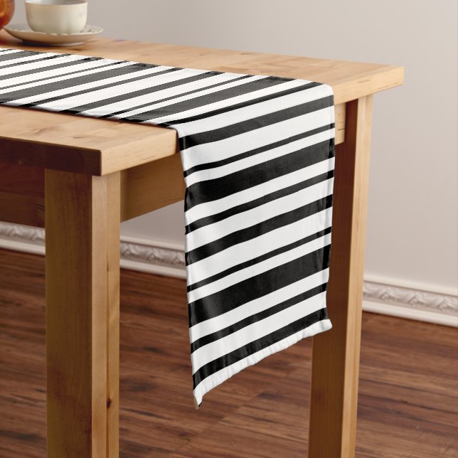 Camino De Mesa Corto Bandas desiguales en blanco y negro (In Situ)