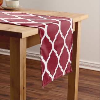 Camino De Mesa Corto Crimson Moroccan Quatrefoil