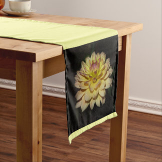 Camino De Mesa Corto Dahlia Table Runner