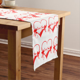 Camino De Mesa Corto Diseño de corazones rojos creativos