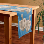 Camino De Mesa Corto Dreidel Rustic Oak Holiday judío Azul Hanukkah<br><div class="desc">Celebra las vacaciones con este elegante corredor de mesa Hanukkah y transforma cualquier mesa en modo fiesta festivo. Un patrón de dos falsos dreidels rústicos de roble se imprimen arriba y abajo en este corredor de mesa con el patrón invertido en el medio para que cada extremo tenga los dreidels...</div>
