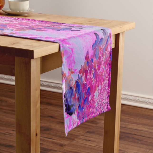 Camino De Mesa Corto Elegante Fuchsia e Hidrangea Luminosa Azul Oscuro (In Situ)