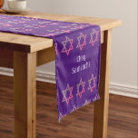 Camino De Mesa Corto Elegante PERSONALIZABLE morado| Estrella de David<br><div class="desc">Moderna STAR DE DAVID Table Runner, mostrando con colorido Star of David en un diseño de baldosas. En ambos extremos hay PERSONALIZABLE TEXTO que puedes personalizar con tu propio saludo o agregar tu nombre. Se trata de un diseño minimalista, sencillo y elegante, adecuado para las fiestas y celebraciones judías, como...</div>