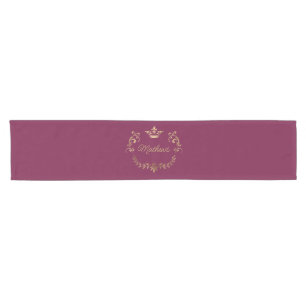 Camino De Mesa Corto Escudo de la corona de frambuesa personalizado