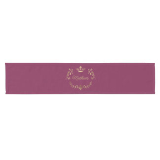 Camino De Mesa Corto Escudo de la corona de frambuesa personalizado
