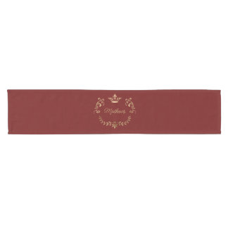 Camino De Mesa Corto Escudo de la Corona Roja Profunda Personalizado