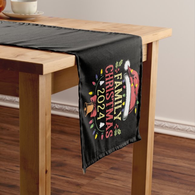 Camino De Mesa Corto Familia 2024 Navidades Equipo Santa (In Situ)