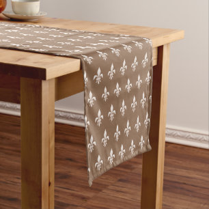 Camino De Mesa Corto Fleur de Lis en beige claro en Taupe Tan