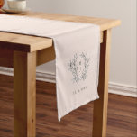 Camino De Mesa Corto Funcionador de mesa de recepción de correa de mono<br><div class="desc">Perfecto para un rústico boda de granero con un toque moderno,  este corredor de mesa de bodas presenta una corona de ramas dibujada a mano y el monograma de la pareja y la fecha boda con tipografía moderna y elegante.</div>