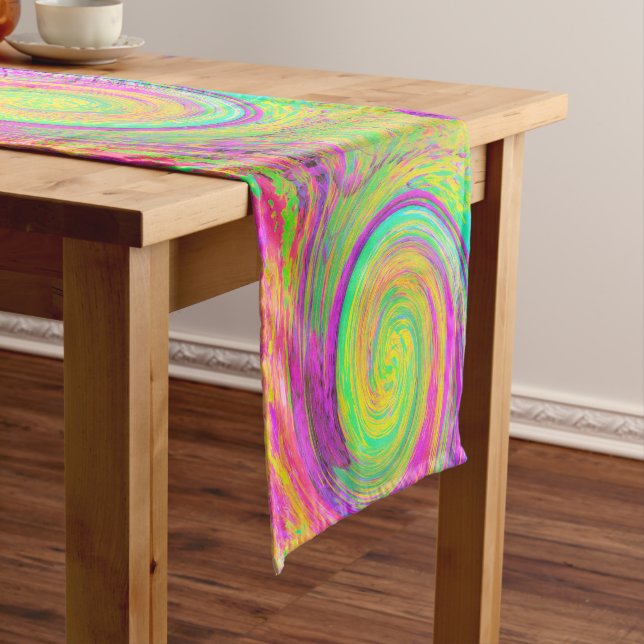 Camino De Mesa Corto Groovy Abstract Púrpura y Amarillo líquido Swirl (In Situ)