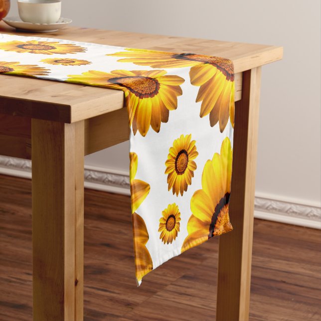 Camino De Mesa Corto Hermosas flores amarillas (In Situ)