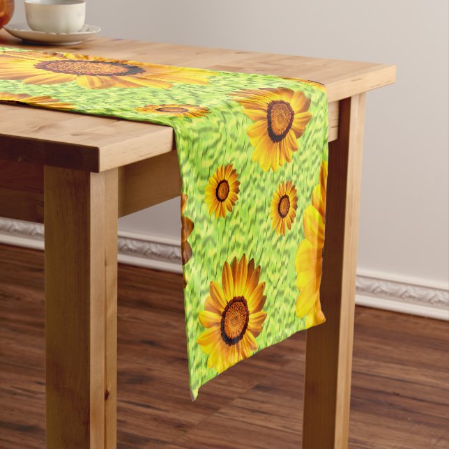 Camino De Mesa Corto Hermosas flores amarillas en verde abstracto (In Situ)