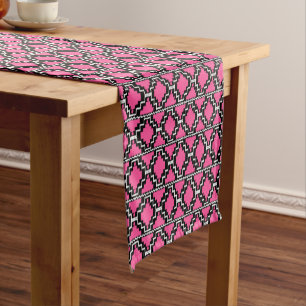 Camino De Mesa Corto Ikat Aztec Tribal Fuchsia Rosa, Negro y Blanco