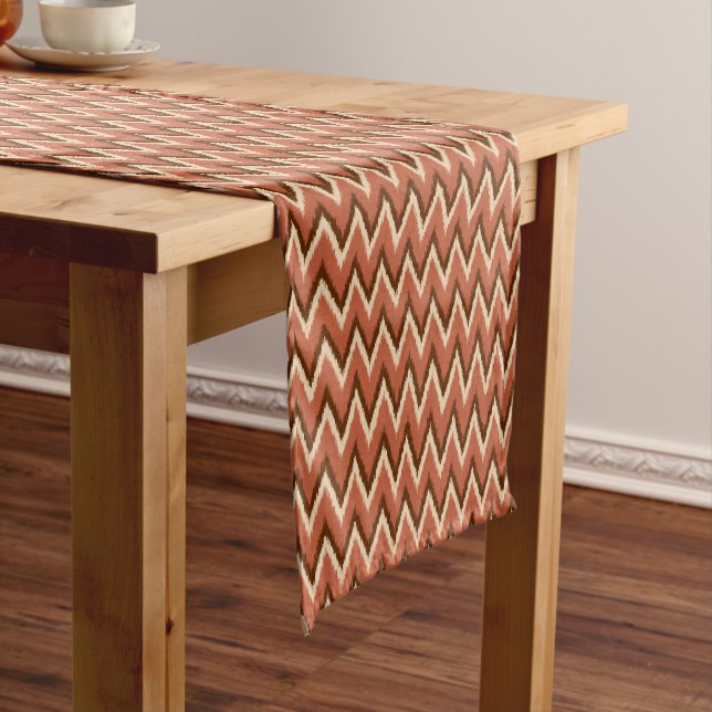 Camino De Mesa Corto Ikat Chevron Stripes - Rust, Brown y Beige (In Situ)