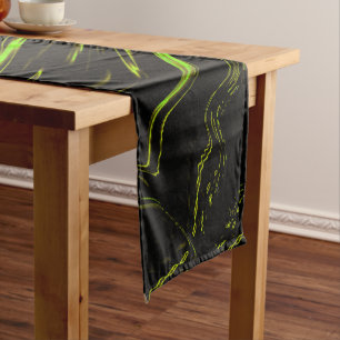 Camino De Mesa Corto Largos trazos de color verde ondulado sobre fondo 