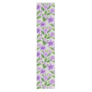 Camino De Mesa Corto Lilios Purpúreos Vibrantes Con Hojas Verdes
