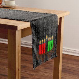 Camino De Mesa Corto Lit Kinara Kwanzaa con negro, rojo y verde