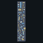 Camino De Mesa Corto Menorah Dreidel<br><div class="desc">Fijar una mesa de Fiestas de Hanukkah festiva y deleitar a tu afortunado destinatario con un Corredor de Mesa diseñado solamente para Chanukah! Nuestra corredora de mesa Personalizado Menorah Dreidel personalizada en Hanukkah incluye menorahs, dreidels, jarras de aceite de oliva, donuts de gelatina y más. Además de las palabras ¡Feliz...</div>