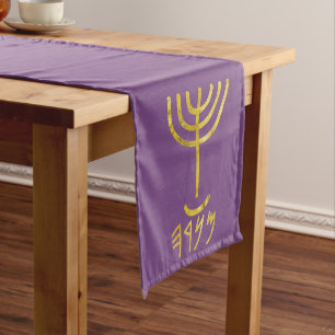 Camino De Mesa Corto Menorah Table Runner Gold sobre el morado