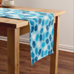Camino De Mesa Corto Modelo de Jánuca Chanukah Driedel<br><div class="desc">Celebre el festival de luces con las decoraciones de Jánuca de CBendel. Del papel de regalo a las mantas, ofrecemos una gama de decoración Jánuca-temática. Nuestras decoraciones de Jánuca y otros artículos también hacen los grandes regalos para la familia y los amigos. Este corredor festivo de la tabla ofrece un...</div>