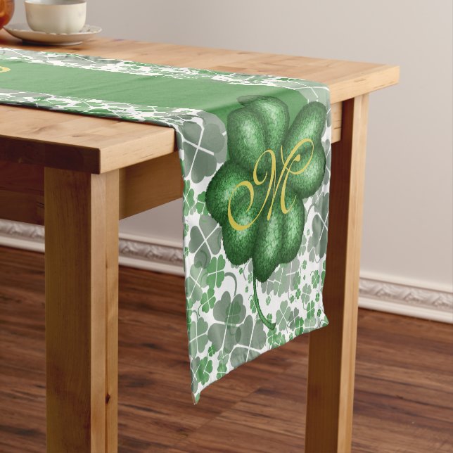 Camino De Mesa Corto Monograma Shamrock Table Runner (In Situ)